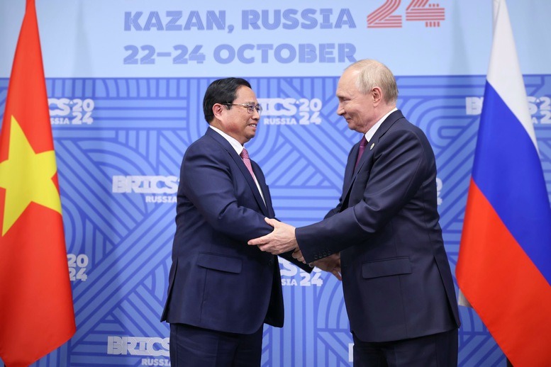 Vietnamese Prime Minister Pham Minh Chinh (left) and Russian President Vladimir Putin take a photo on the sidelines of the expanded BRICS Summit in Kazan, Russia, October 24 (local time). Photo courtesy of the government’s news portal. 