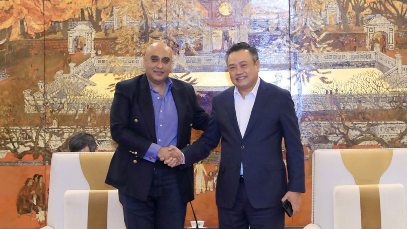 Hanoi Chairman Tran Sy Thanh (right) receives CEO of Singapore's Makara Capital, Ali Ijaz Ahmad, in Hanoi, October 24, 2024. Photo courtesy of Hanoi portal.