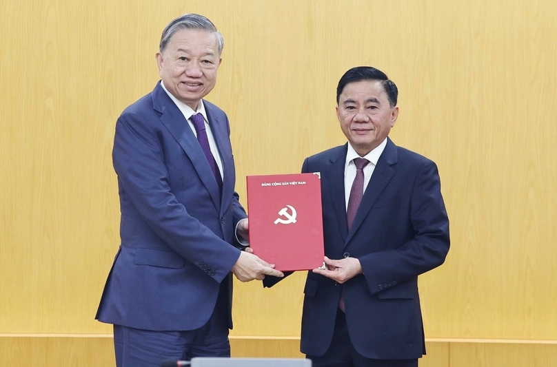 Party General Secretary To Lam (right) presents the Politburo’s appointment decision to Tran Cam Tu, new permarnent member of the Party Central Committee's Secretariat. Photo courtesy of Vietnam News Agency.