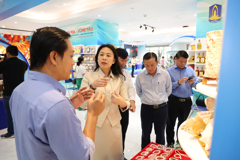 Ho Thi Quyen (middle), deputy director of the Ho Chi Minh City Center for Trade and Investment Promotion, visits a booth at the “Week of Displaying, Introducing, and Promoting Agricultural Products, Specialties and OCOP Products from Ba Ria-Vung Tau,” HCMC, October 25, 2024. Photo courtesy of ITPC.