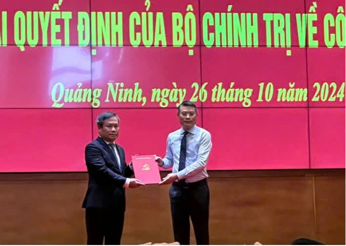 Vu Dai Thang, new Party chief of Quang Ninh province in northern Vietnam, received the assignment decision of the Politburo. Photo courtesy of Vietnam News Agency.