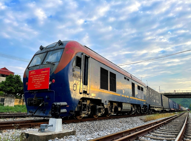 A train of Hanoi-Dong Dang line. Photo courtesy of Giao Thong (Transport) newspaper.