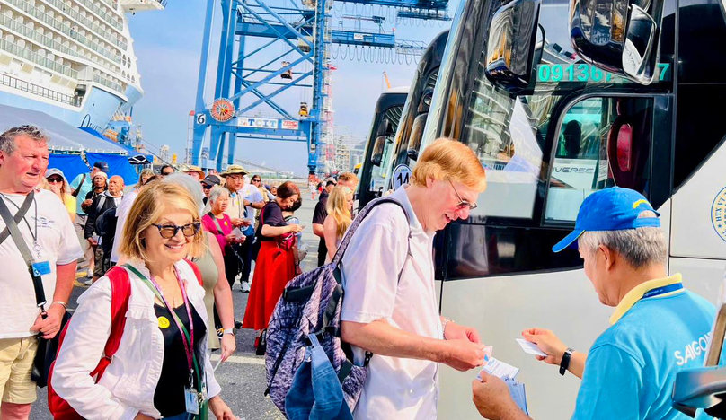 International tourists disembark from a five-star luxury cruiser and board waiting buses. Photo courtesy of Saigontourist.