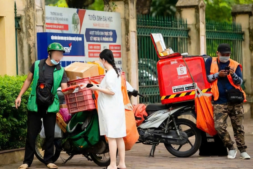 Couriers of e-commerce platforms deliver goods to buyers. Photo courtesy of Dan Tri (Intellect) newspaper.