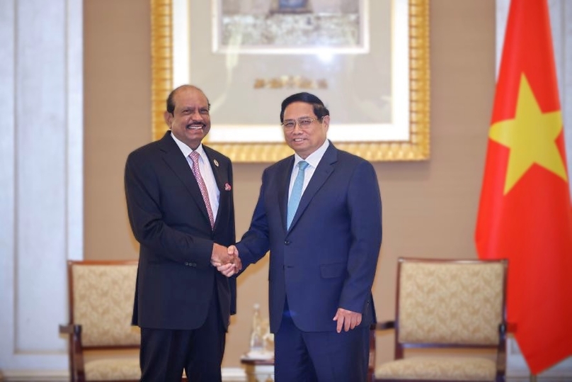 Vietnamese Prime Minister Pham Minh Chinh (right) and M.A. Yusuff Ali, chairman and managing director of LuLu Group International, shake hands in Abu Dhabi on October 27, 2024. Photo courtesy of the Vietnamese government’s news portal.