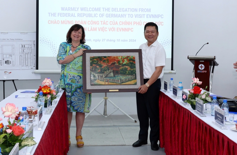 VNNPC deputy director Tran Minh Dung (right) and Bärbel Kofler, parliamentary state secretary to the German federal minister for economic cooperation and development, at a meeting in Nam Dinh province, northern Vietnam, October 27, 2024. Photo courtesy of EVNNPC.