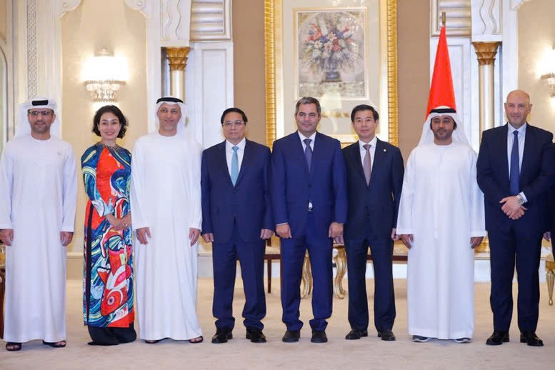 Prime Minister Pham Minh Chinh (fourth, left) and leaders of four major UAE groups meet in Abu Dhabi, October 27, 2024. Photo courtesy of the Vietnamese government's news portal.