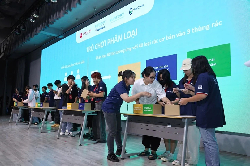 Students of Van Lang University practice waste classification at a workshop titled 'Journey of rebirth - for a green Vietnam” in Ho Chi Minh City, October 24, 2024. Photo courtesy of Phap luat TP. HCM (HCMC Law) newspaper.