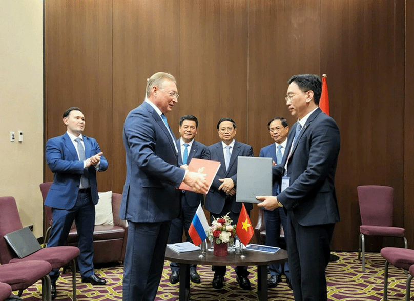 PV Gas board chairman Nguyen Thanh Binh (front, right) and Zarubezhneft general director Kudryashov Sergei Ivanovich (front, left) at an MoU signing ceremony in Kazan, Russia, October 23, 2024. Photo courtesy of PV Gas.