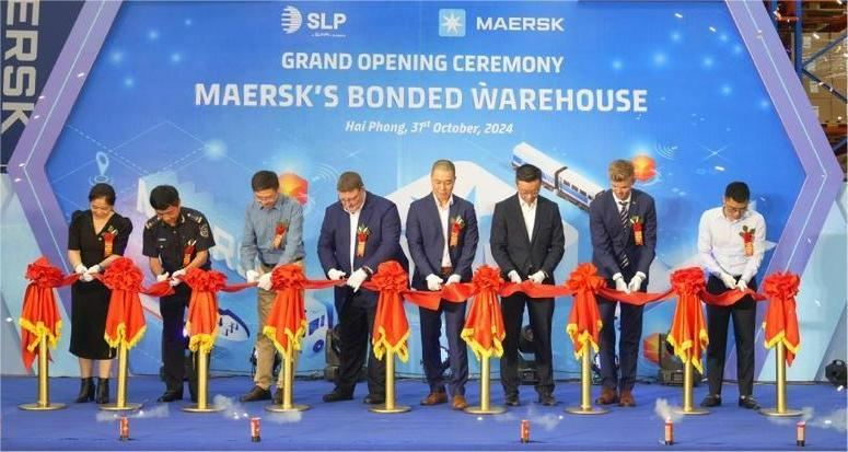 Representatives from Maersk, the Danish Embassy, SLP and Amazon cut the ribbon to inaugurate Maersk's first bonded warehouse in Hai Phong city, northern Vietnam, October 31, 2024. Photo courtesy of Maesk.