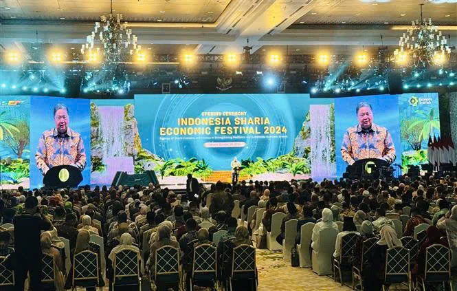 Indonesian Coordinating Minister for Economic Affairs Airlangga Hartarto addresses the 11th Indonesia Sharia Economic Festival (ISEF). Photo courtesy of Vietnam News Agency.