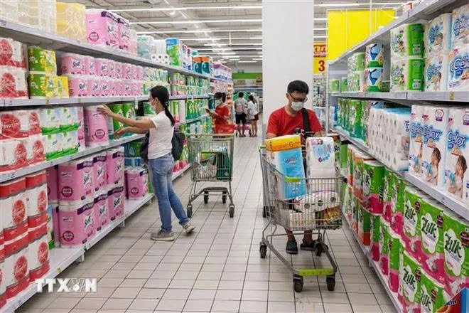  Consumers shop at a supermarket in Bangkok, Thailand. Photo courtesy of AFP/VNA.