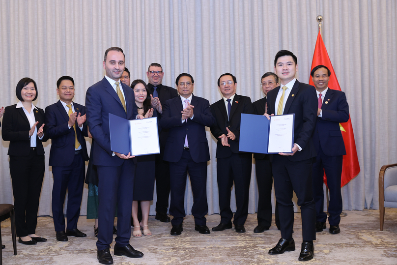 JTA founder & CEO Amir Ali Salemi (front, left) and T&T Group vice chairman Do Vinh Quang (front, right) at an MoU signing ceremony in Doha, Qatar, October 31, 2024. Photo courtesy of the government's news portal.