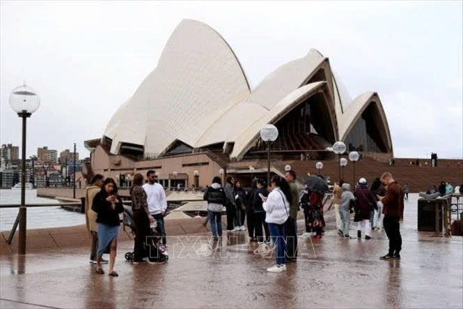  Tourists visit Sydney Opera House on June 17, 2024. Photo courtesy of Getty images/VNA.