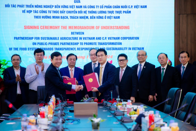 Representatives of C.P. Vietnam and PSAV representatives exchange an MoU on public-private cooperation in Hanoi, November 1, 2024. Photo courtesy of Nong Nghiep (Agriculture) newspaper.