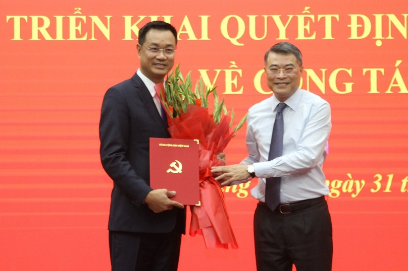 Le Ngoc Quang (left) receives the Politburo's appointment decision from Le Minh Hung, head of the Party Central Committee’s Organization Commission, October 31, 2024. Photo courtesy of Dan Tri (Intellect) newspaper.