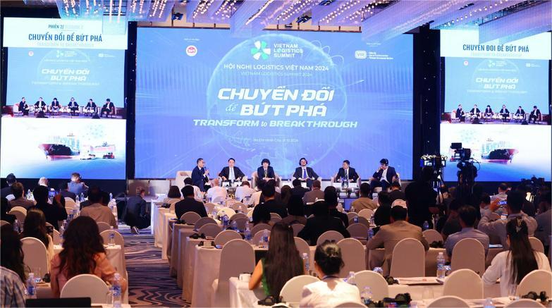 Speakers discuss digital transformation at a logistics conference in Ho Chi Minh City, October 31, 2024. Photo courtesy of Dau tu (Investment) newspaper.