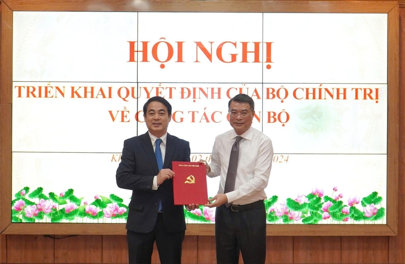 Le Minh Hung, head of the Party Central Committee’s Organization Commission, hands over the Politburo's appointment decision to Nghiem Xuan Thanh (left), November 2, 2024. Photo courtesy of Vietnam News Agency.