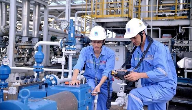 Maintenance staff at a factory of Petrovietnam Ca Mau Fertilizer JSC (PVCFC). Photo courtesy of Lao dong (Labor) newspaper.