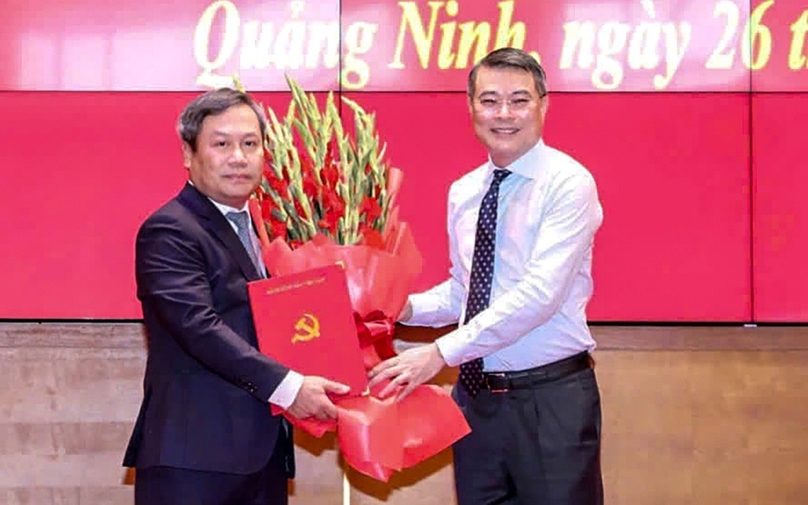 Le Minh Hung, head of the Party Central Committee’s Organization Commission, hands over the Politburo's appointment decision to Vu Dai Thang (left), October 26, 2024. Photo courtesy of Tuoi Tre (Youth) newspaper.