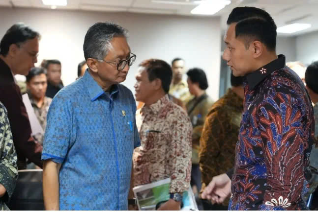 Indonesian Coordinating Minister for Infrastructure and Regional Development Agus Harimurti Yudhoyono (right) with Public Works Minister Dody Hanggodo. Photo courtesy of Antara.