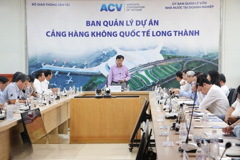 Nguyen Minh Son (standing), Vice Chairman of the National Assembly’s Economic Committee, at a working sesion with ACV on Long Thanh International Airport in Dong Nai province, southern Vietnam, November 2, 2024. Photo courtesy of Dong Nai newspaper.