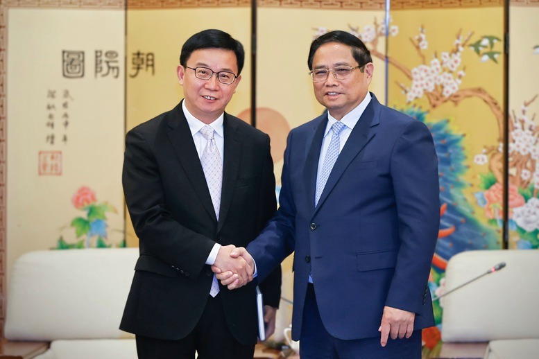 Vietnamese Prime Minister Pham Minh Chinh (right) meets with Wei Yingbiao, deputy general manager of Comac, in Kunming, Yunnan on November 6, 2024. Photo courtesy of the government’s news portal.