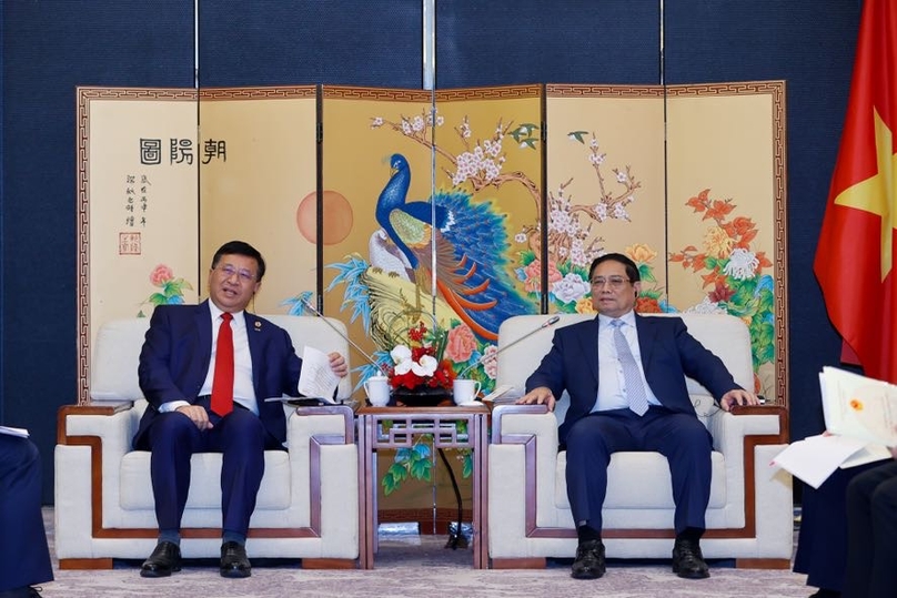 Prime Minister Pham Minh Chinh (right) and CRCC chairman Dai Hegen at a meeting in Kunming, China, November 6, 2024. Photo courtesy of the government's news portal.