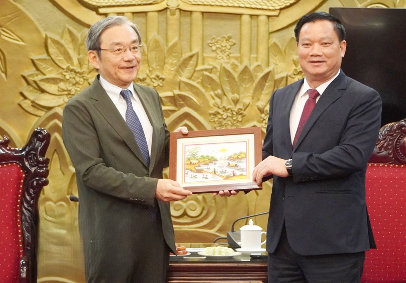 Thai Binh Chairman Nguyen Khac Than (right) and Tokyo Gas executive vice president Toshihide Kasutani at a meeting in Thai Binh province, northern Vietnam, November 6, 2024. Photo courtesy of Thai Binh newspaper.