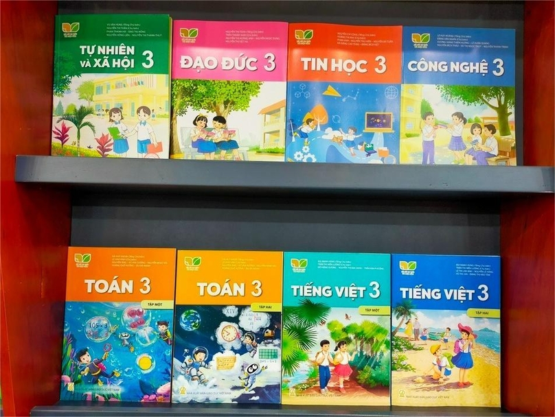 Vietnam Education Publishing House has two sets of textbooks compiled according to the new general education curriculum in 2018, used at all school levels: “Ket noi tri thuc voi cuoc song” (Connecting knowledge to life) and “Chan troi sang tao” (Creative horizons). Photo courtesy of the publisher.