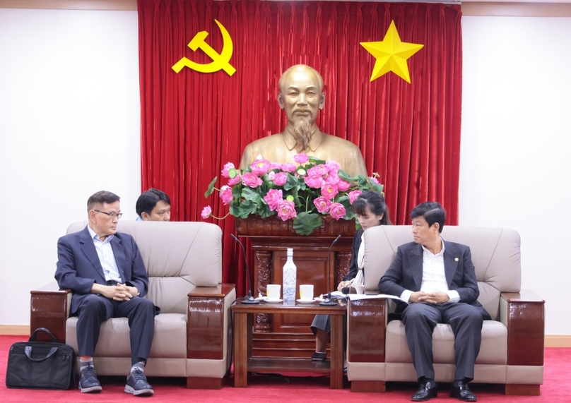 Binh Duong Chairman Vo Van Minh (right) and Far Eastern Polytex Vietnam CEO Yeh Ming Yuh at a meeting in Binh Duong province, southern Vietnam, November 7, 2024. Photo courtesy of Binh Duong news portal.