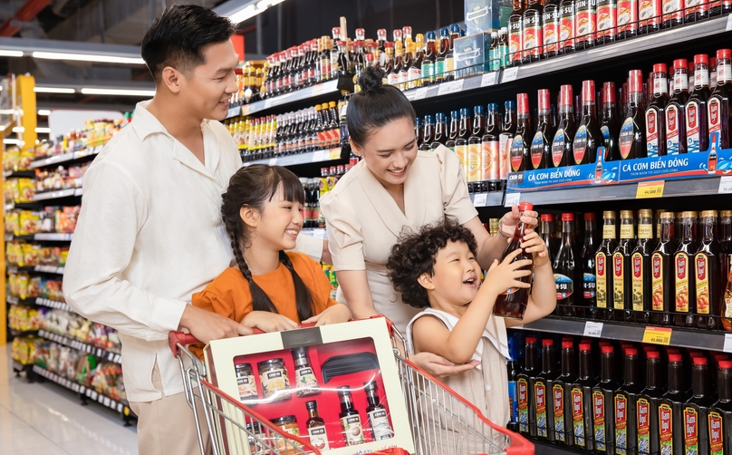 Consumers shop at a supermarket in Vietnam. Photo courtesy of WinCommerce. 