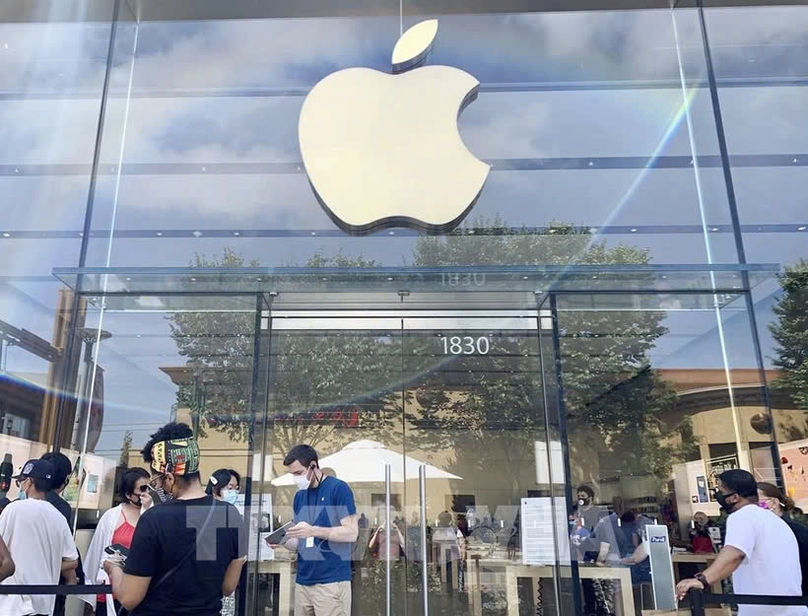  At an Apple store. Photo courtesy of Kyodo.