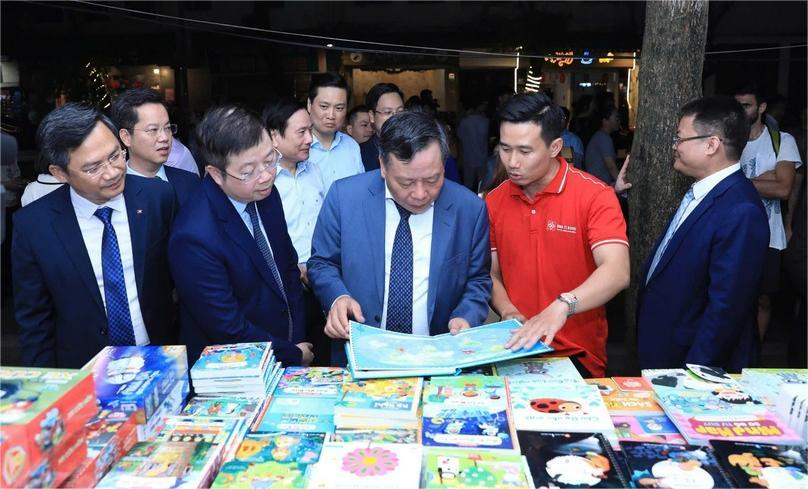 Leaders of the Ministry of Information and Communications and Hanoi visit a booth. Photo by The Investor/Thuc Anh.