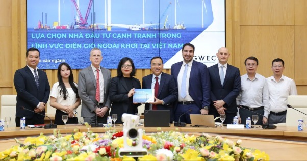 GWEC Asia Policy team presents the competitive investor selection report to Deputy Minister of Industry and Trade Nguyen Hoang Long (fifth, left) in Hanoi, November 7, 2024. Photo courtesy of Tap Chi Cong Thuong (Industry-Trade) magazine.