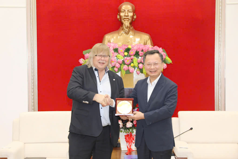 Chairman of the Quang Ninh People's Committee Cao Tuong Huy (right) presents a gift to UnASDG Ambassador-at-large to Vietnam Hans Joachim Radtke. Photo courtesy of Quang Ninh portal.