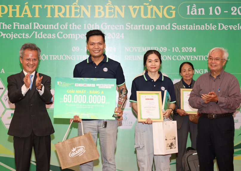 Mai Tuan Anh, founder of Yam Kitchen Co. Ltd, wins the first prize of VND60 million ($2,370) in Group A category at the Green startup ideas/project competition in Ho Chi Minh City, November 10, 2024. Photo courtesy of Business Studies and Assistance Centre (BSA).