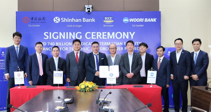 The syndicated term loan facility agreement to finance the Tra Khuc 2 hydropower project was signed at Shinhan Bank Vietnam's head office in Ho Chi Minh City, November 12, 2024. Photo courtesy of Shinhan Bank.