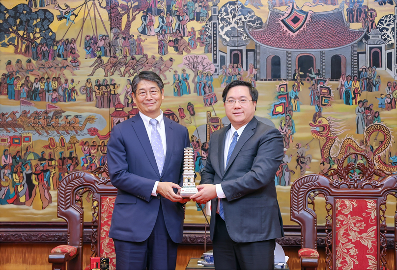 Japanese Ambassador to Vietnam Ito Naoki (left) and Vinh Phuc Chairman Tran Duy Dong at a meeting in Vinh Phuc province, northern Vietnam, November 11, 2024. Photo courtesy of Vinh Phuc newspaper.