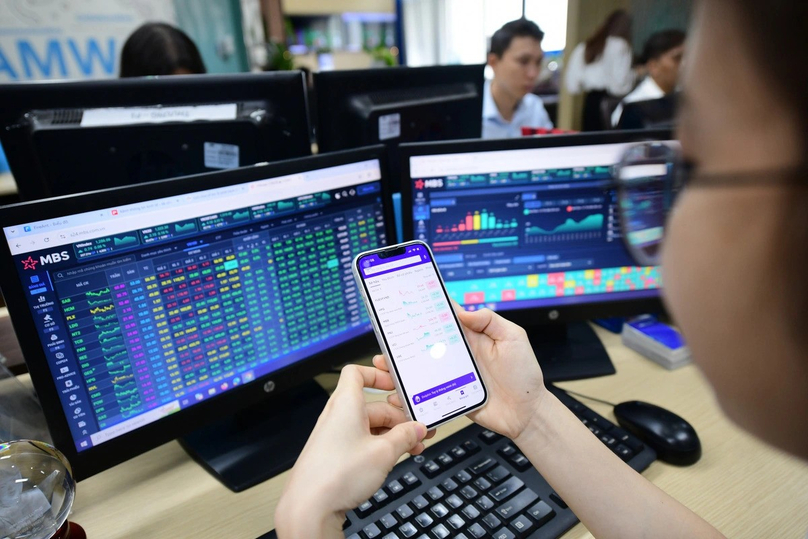 An investor tracks stock prices. Photo courtesy of Tuoi Tre (Youth) newspaper.