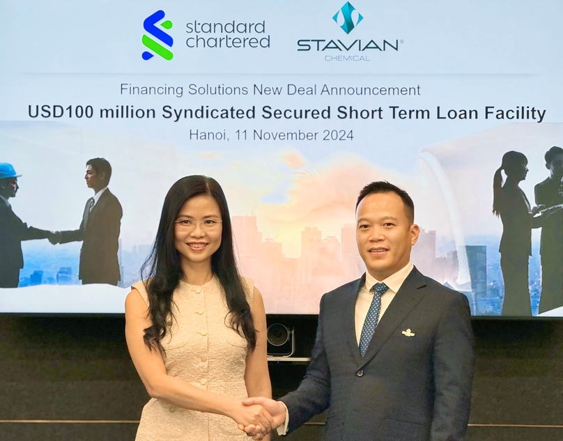  Standard Chartered Vietnam’s CEO Nguyen Thuy Hanh and Chairman of Stavian Chemical Dinh Duc Thang during a deal announcement in Hanoi, November 11, 2024. Photo courtesy of Standard Chartered Vietnam.