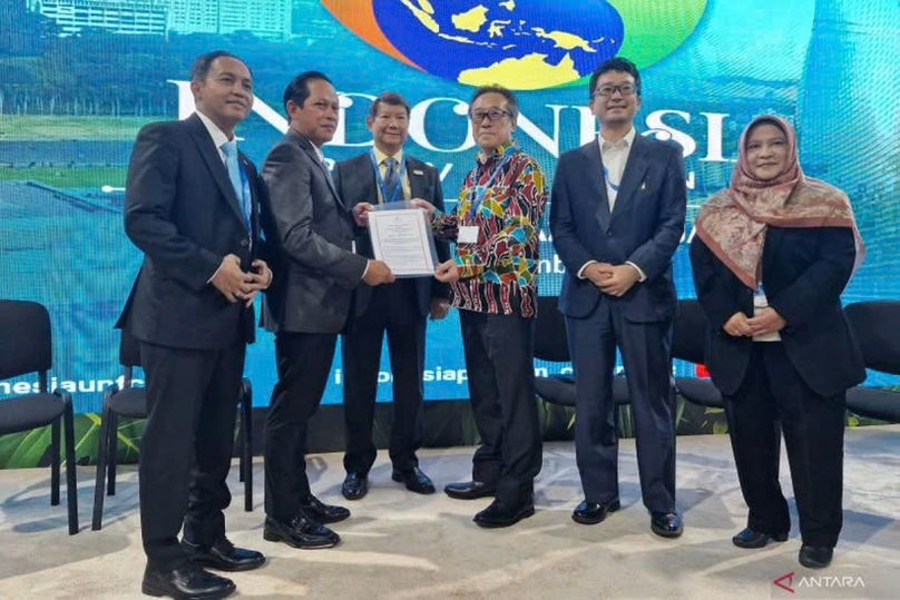 Indonesian Special Envoy for the UN Climate Change Conference (COP 29) Hashim S. Djojohadikusumo (third from left) and Japan's Vice Minister of Global Environmental Affairs, Yutaka Matsuzawa (third from right) at the Indonesia Pavilion, Baku, Azerbaijan, November 12, 2024. Photo courtesy of Antara.