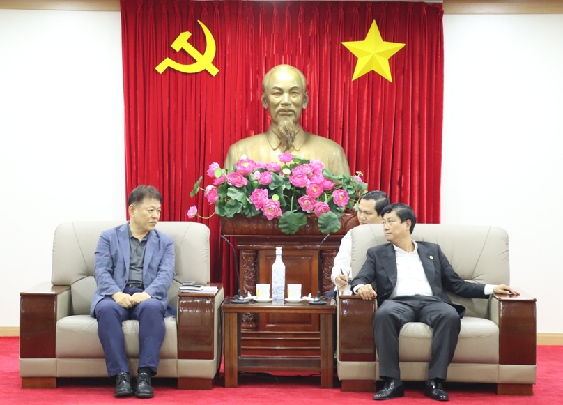 Binh Duong Chairman Vo Van Minh (right) and Kumho Tire Vietnam general director Kim Hyun Ho meet in Binh Duong province, southern Vietnam, November 13, 2024. Photo courtesy of Binh Duong news portal.