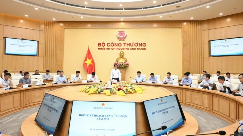 Minister of Industry and Trade Nguyen Hong Dien (standing) chairs a meeting to preview power supply in 2025, Hanoi, November 14, 2024. Photo courtesy of Cong Thuong (Industry-Trade) newspaper.