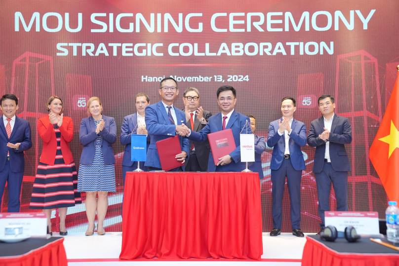 Representatives of Viettel High Tech and Qualcomm sign an MoU on 5G and 6G cooperation. Photo courtesy of the government’s news portal.