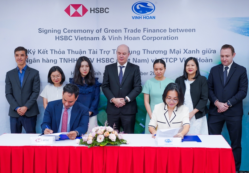 Representatives of HSBC Vietnam and Vinh Hoan Corporation sign an undated agreement on green trade finance in Ho Chi Minh City. Photo courtesy of HSBC Vietnam.