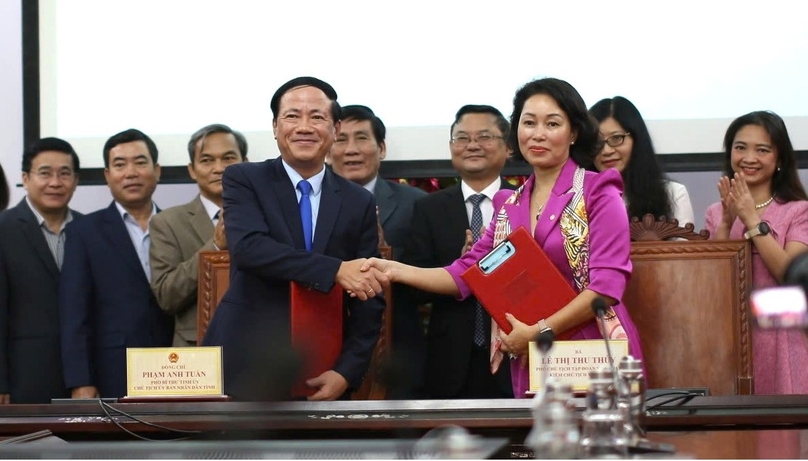 Chairman of Binh Dinh People's Commitee Pham Anh Tuan (left) signs a green transition agreement with Vingroup's vice chairwoman Le Thi Thu Thuy on November 15, 2024. Photo courtesy of The Investor/Nguyen Tri.