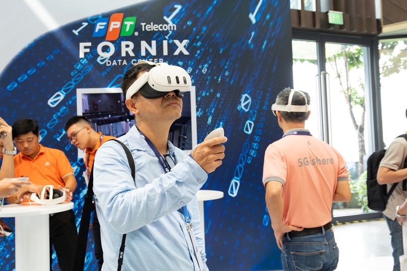 A visitor tries out a virtual reality (VR) headset developed by FPT at FPT Techday 2024, held November 13-14 in Ho Chi Minh City. Photo courtesy of the company.