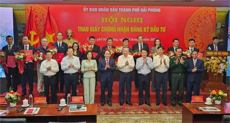 Party General Secretary To Lam (front, center) attends the investment registration certificate granting ceremony in Hai Phong city, northern Vietnam, November 14, 2024. Photo courtesy of the HEZA.