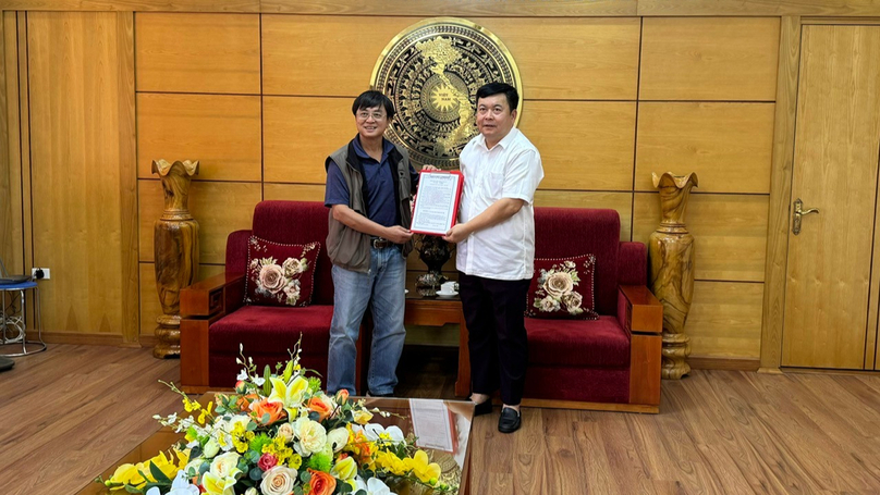 Nguyen Ngoc Hanh (right), head of the Phu Tho industrial zone authority, grants an investment certificate to Albert Lee, representative of Taiwan-based Nien Made Enterprise Co, in the northern Vietnam province, November 11, 2024. Photo courtesy of the industrial zone authority.